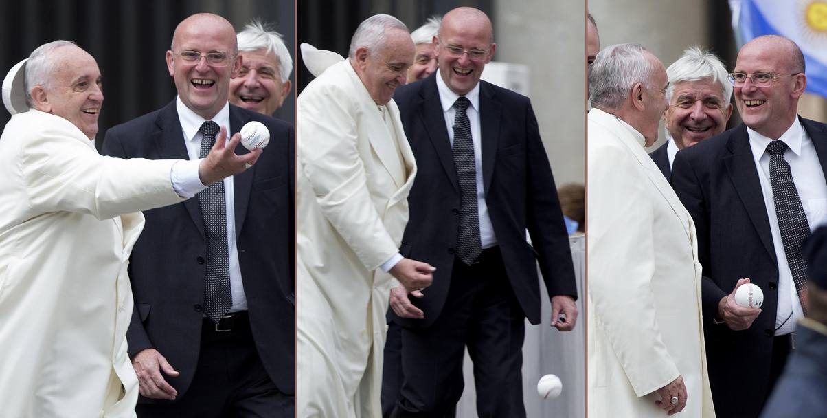Papa Francesco alle prese con una pallina da baseball lanciatagli in Piazza San Pietro al termine dell’udienza generale del mercoledì (Ansa)